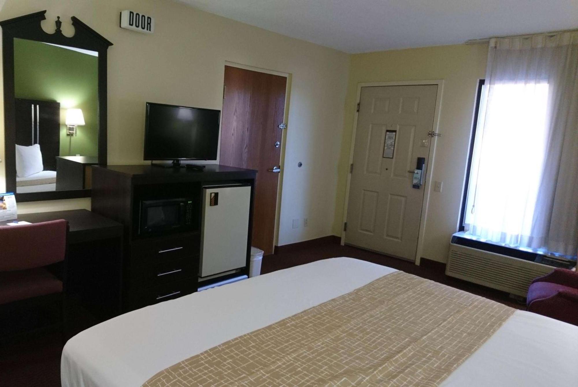 Travelodge By Wyndham Knoxville East Exterior photo